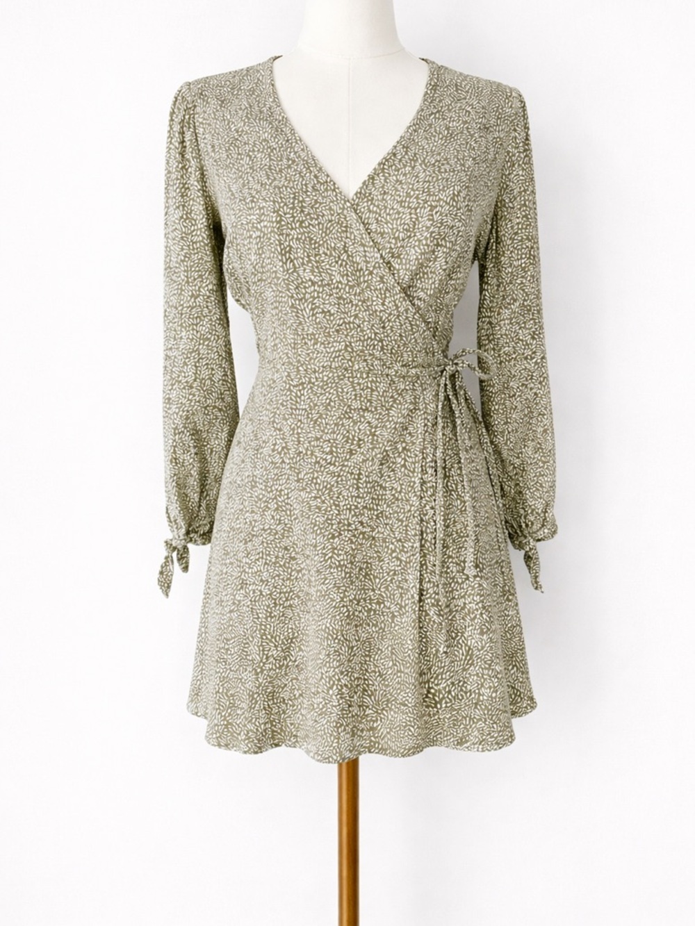 Abercrombie & Fitch wrap Olive Floral Wrap Dress long sleeve size small